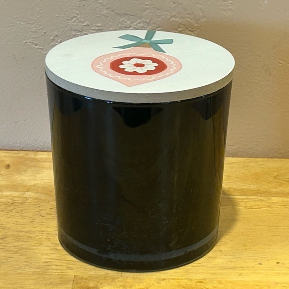 Sand + Fog Red Currant & Sugar Plum Scented candle. Natural Wax Blend. NWTS - Picture 4 of 7